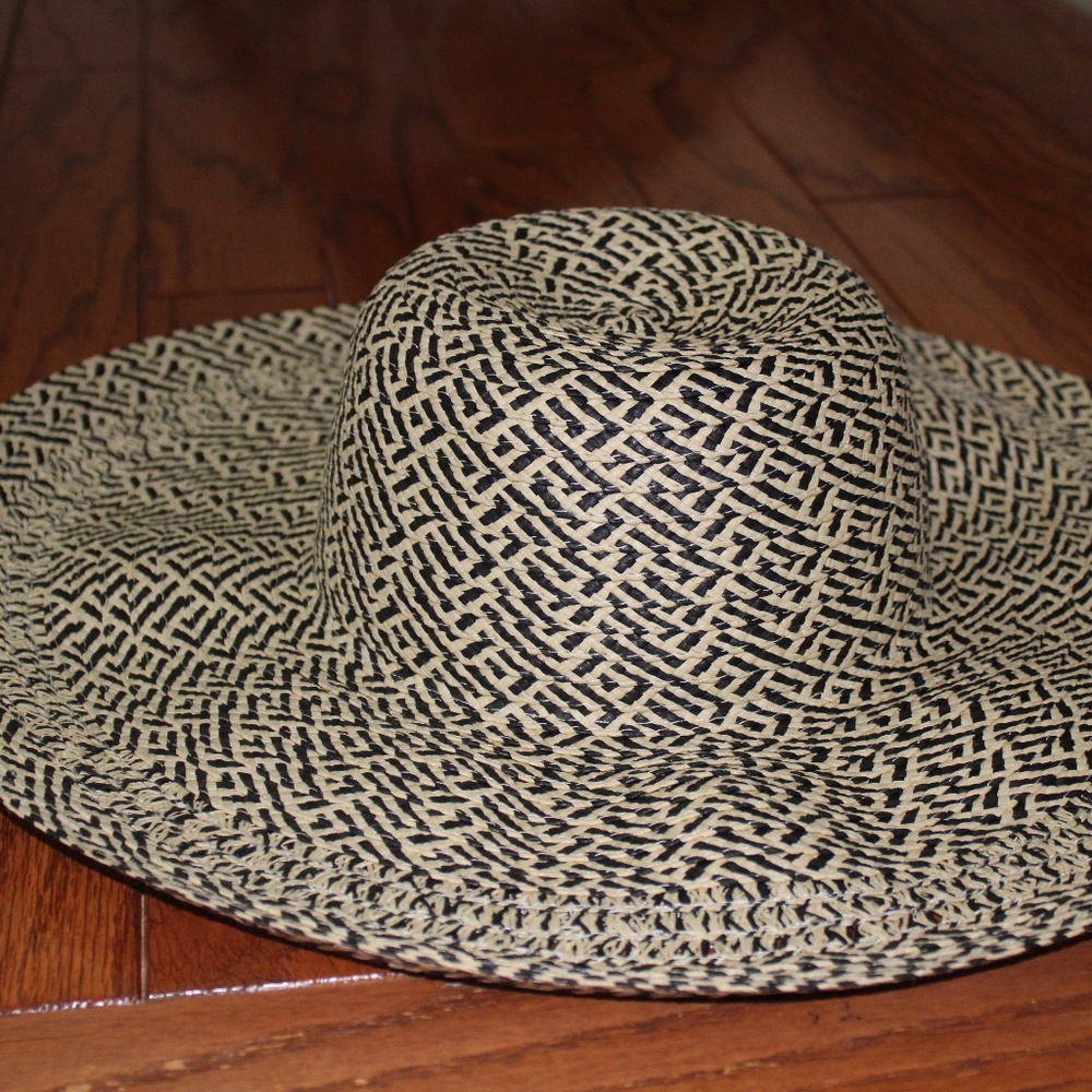 Year-Round Sun Hat, Chevron Print, New Condition View 2